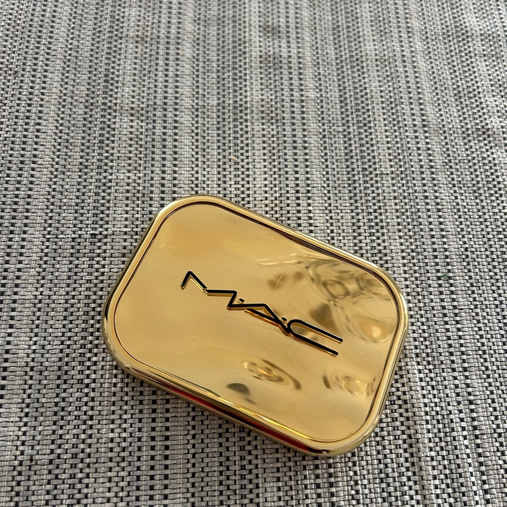 MAC Cosmetics Gold Eyeshadow Palette
